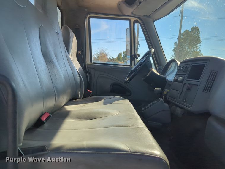 image for item OL9086 2006 International 4300  truck cab and chassis