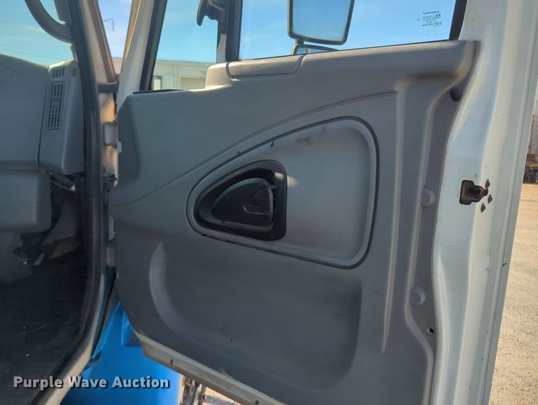 image for item OL9086 2006 International 4300  truck cab and chassis