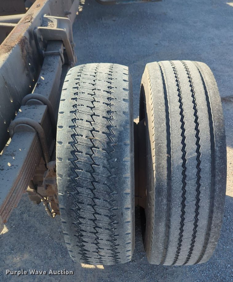 image for item OL9086 2006 International 4300  truck cab and chassis