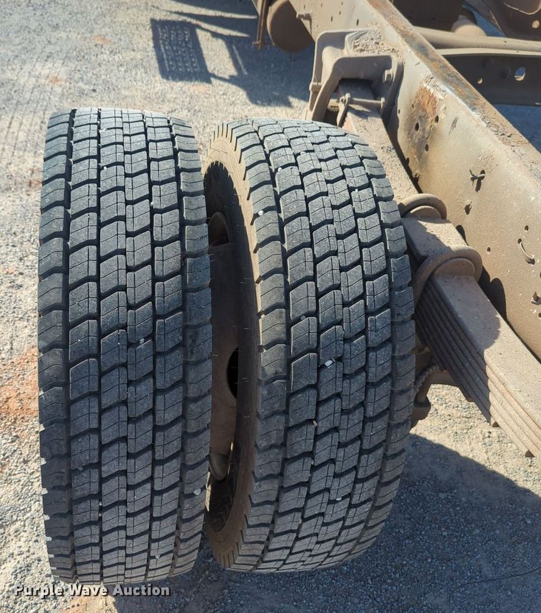 image for item OL9086 2006 International 4300  truck cab and chassis