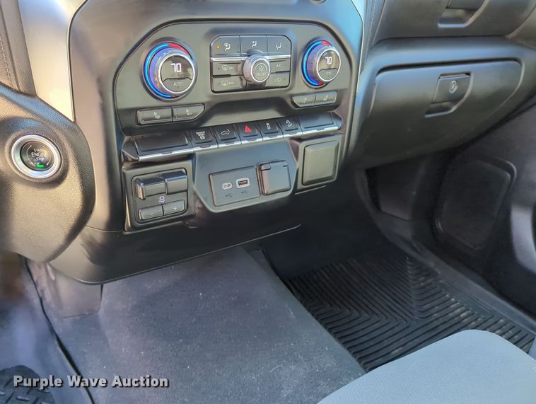 image for item OL9151 2022 Chevrolet Silverado 2500HD  Crew Cab pickup truck