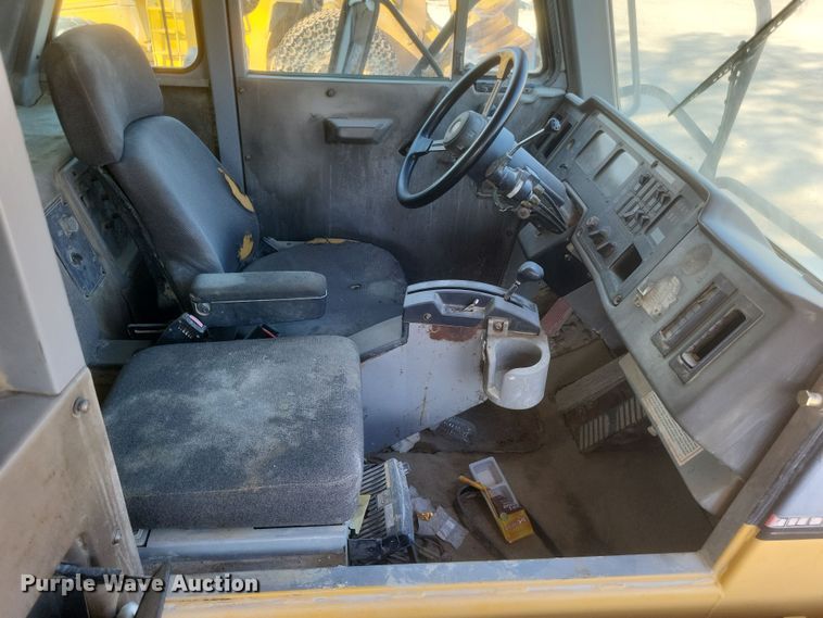 image for item DK1186 2000 Caterpillar 775D  haul truck