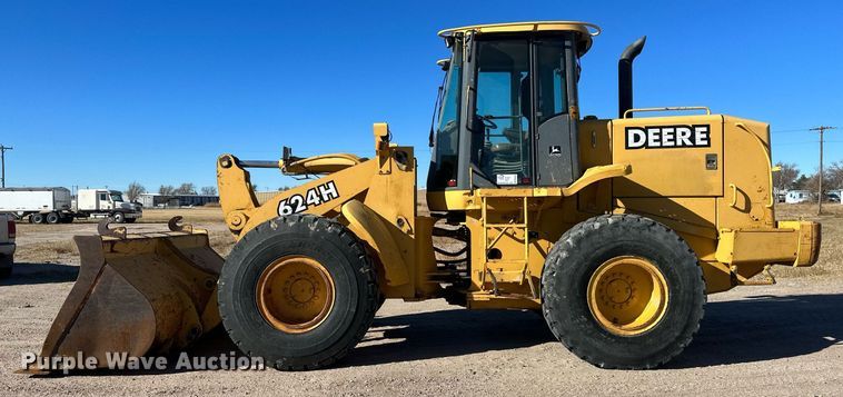 image for item DM2638 1999 John Deere 624H  wheel loader