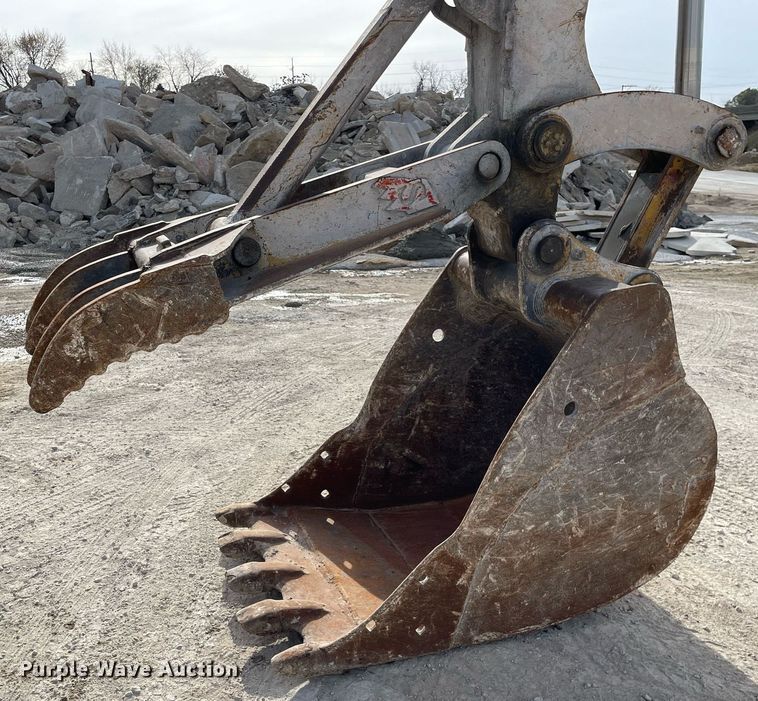 image for item DP0218 1983 Caterpillar 225 LC  excavator