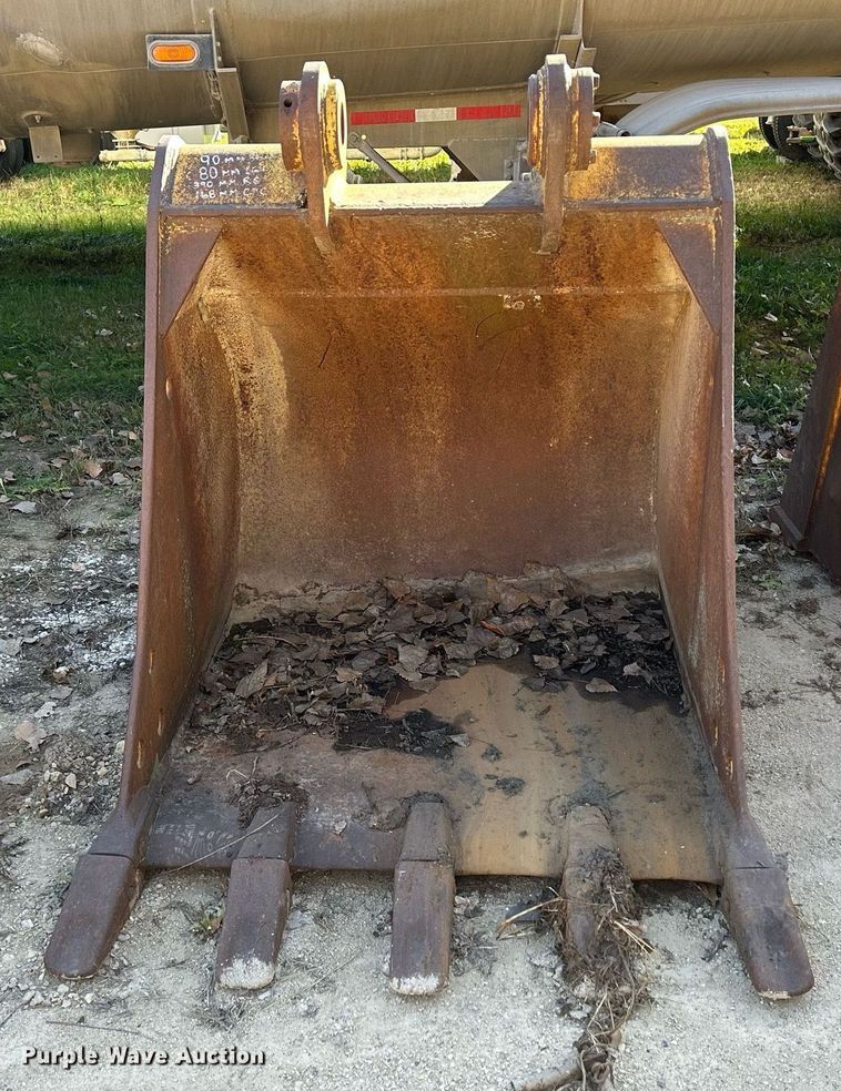image for item DQ1052 50" W excavator bucket