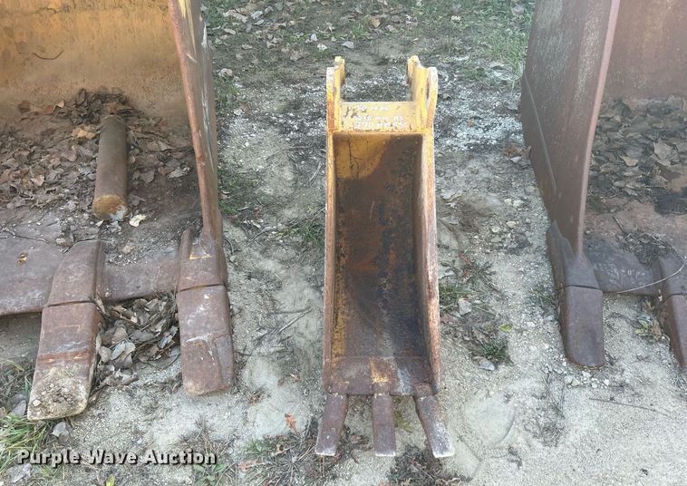 image for item DQ1053 12" W excavator bucket