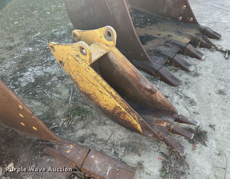 image for item DQ1053 12" W excavator bucket