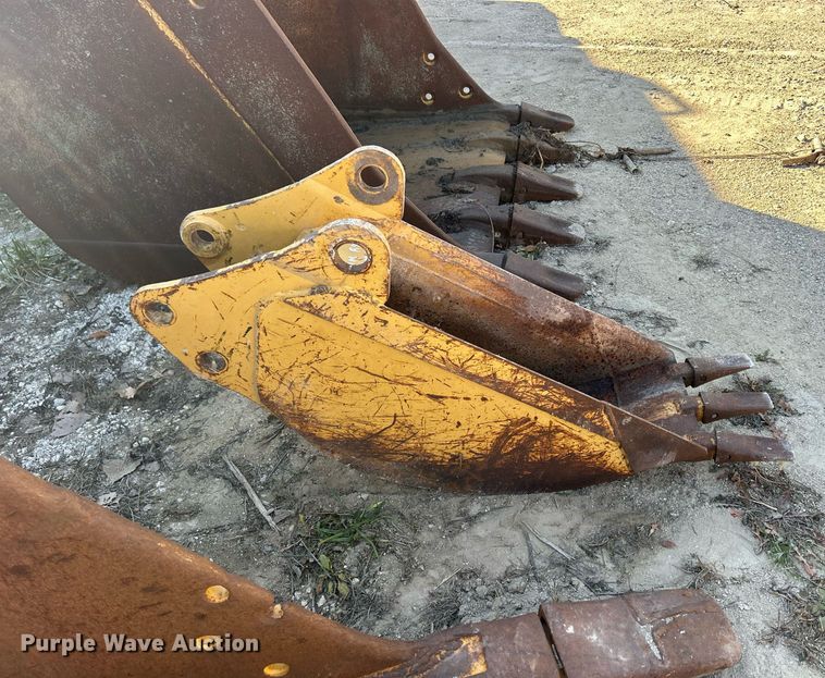 image for item DQ1053 12" W excavator bucket