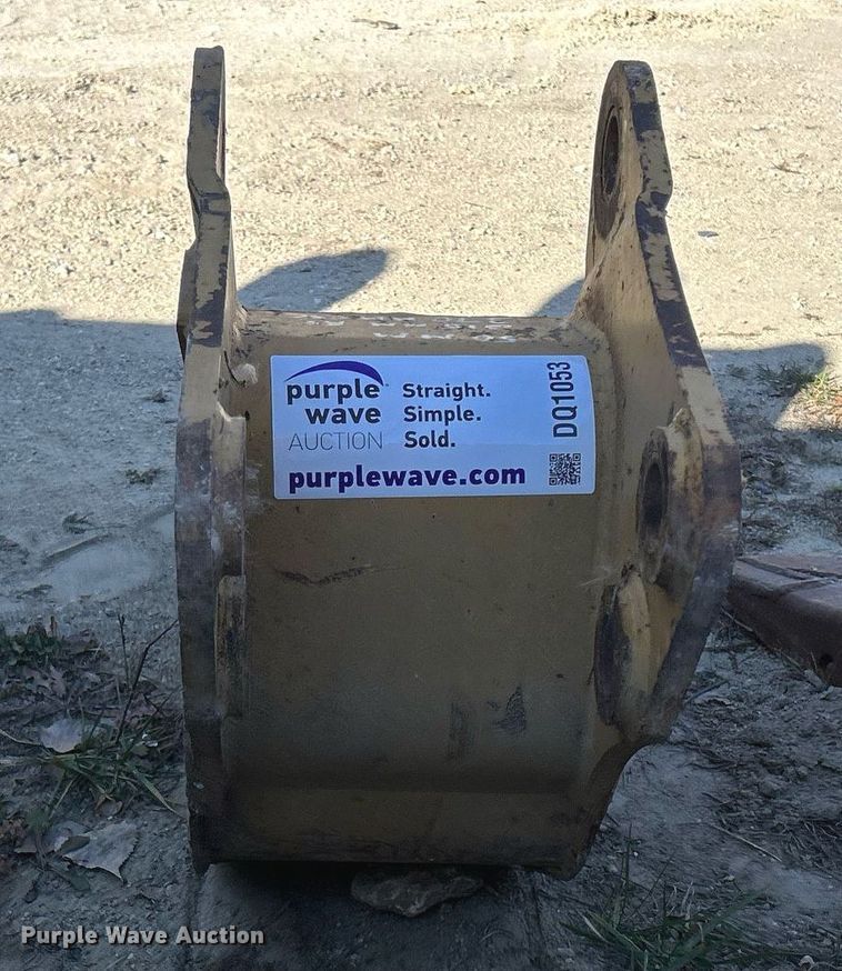 image for item DQ1053 12" W excavator bucket