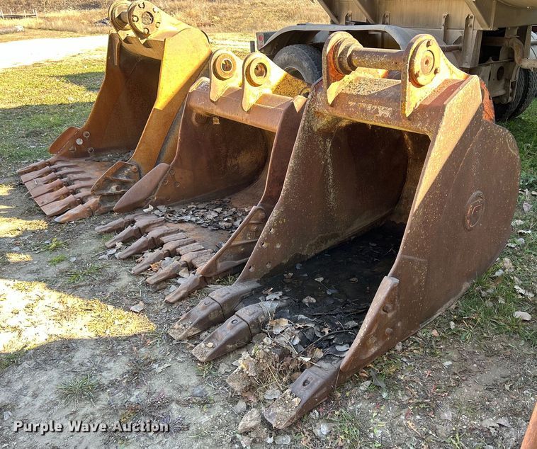 image for item DQ1055 CF  36" W excavator bucket