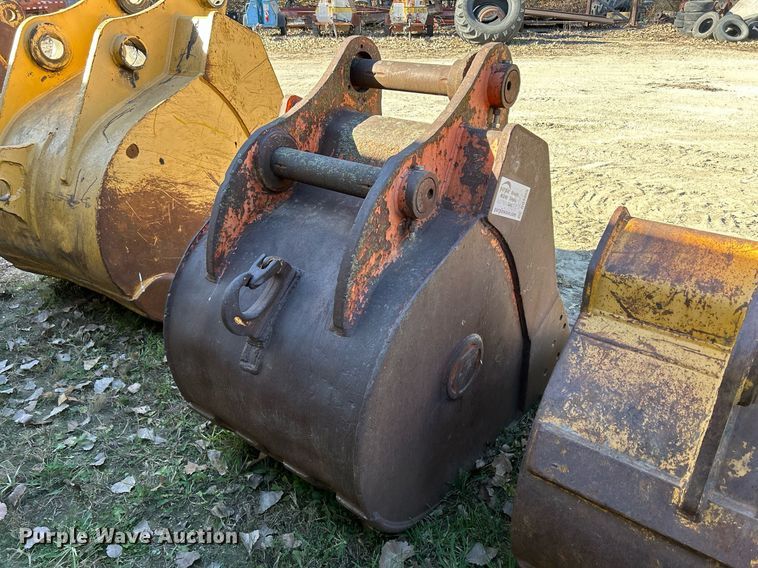image for item DQ1055 CF  36" W excavator bucket
