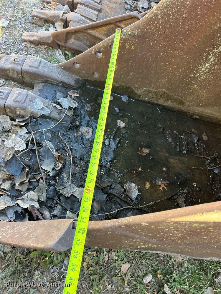 image for item DQ1055 CF  36" W excavator bucket