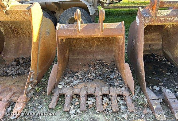 image for item DQ1056 John Deere  45" W excavator bucket