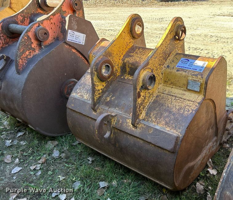 image for item DQ1056 John Deere  45" W excavator bucket