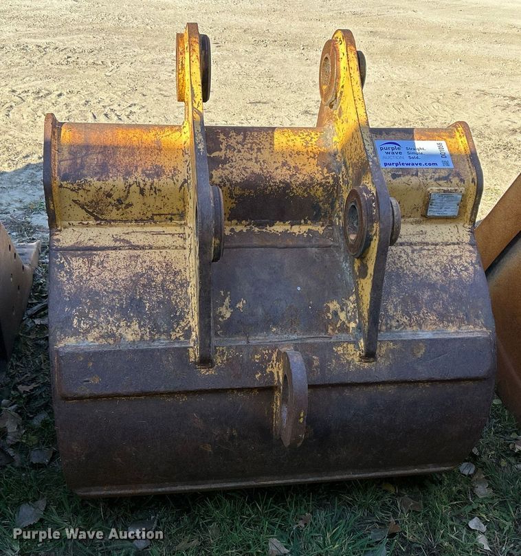 image for item DQ1056 John Deere  45" W excavator bucket