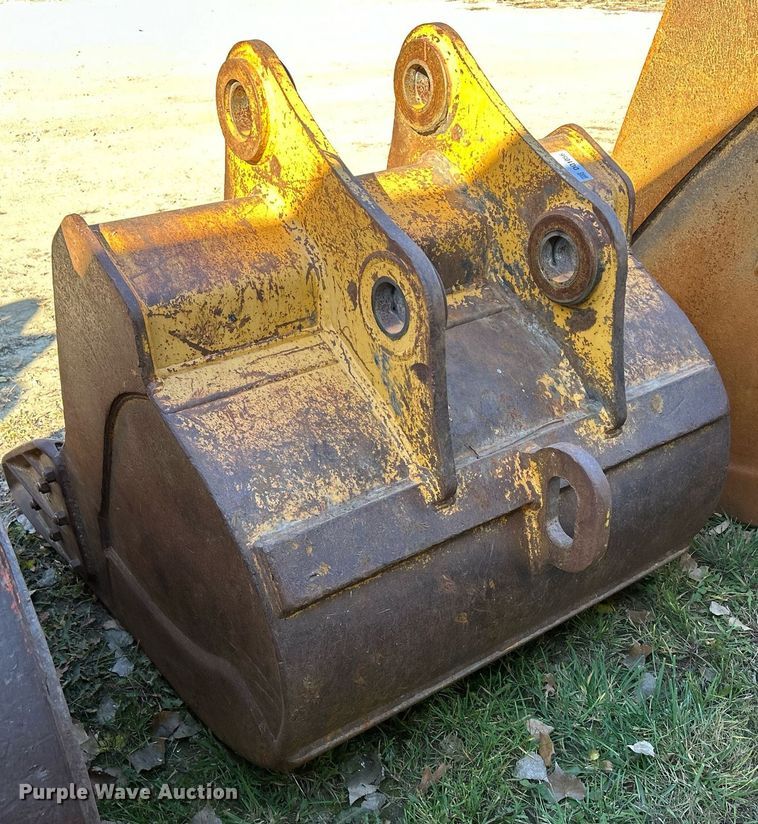 image for item DQ1056 John Deere  45" W excavator bucket