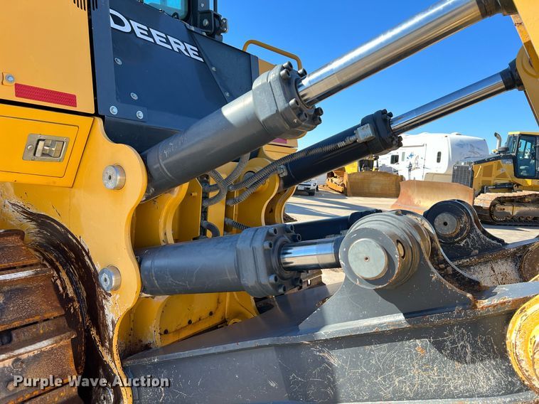 image for item DQ2264 2015 John Deere 1050K  dozer