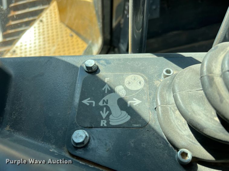 image for item DQ2264 2015 John Deere 1050K  dozer