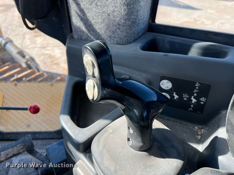 image for item DQ2264 2015 John Deere 1050K  dozer