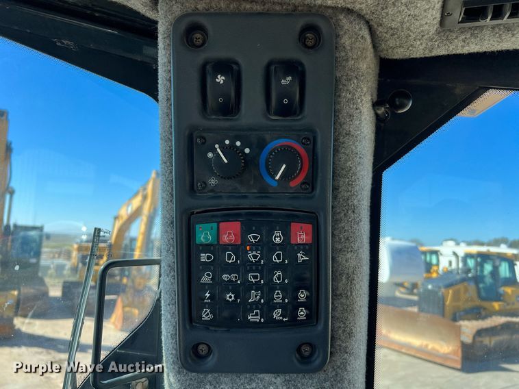 image for item DQ2264 2015 John Deere 1050K  dozer