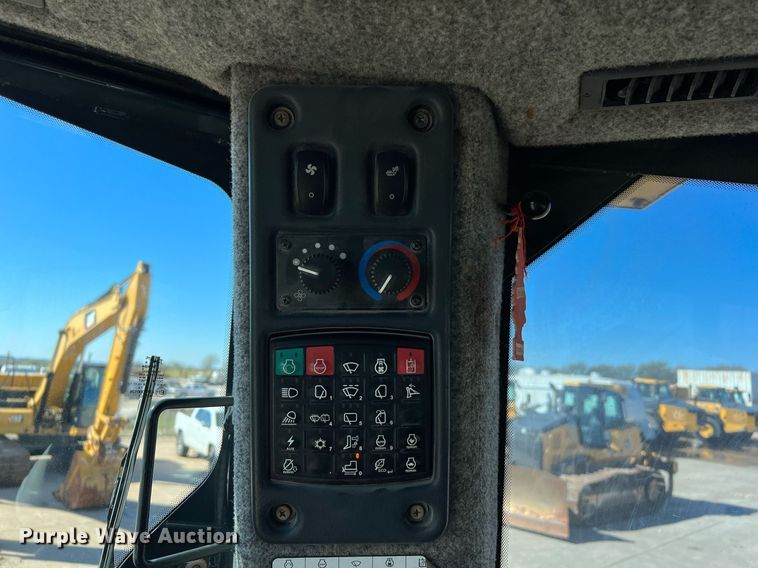 image for item DQ2265 2015 John Deere 1050K  dozer