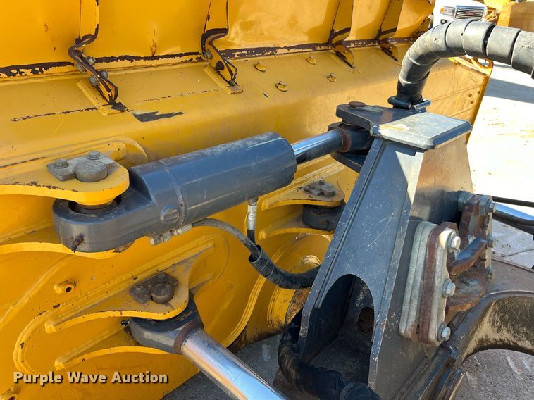 image for item DQ2266 2018 John Deere 850K WLT  dozer