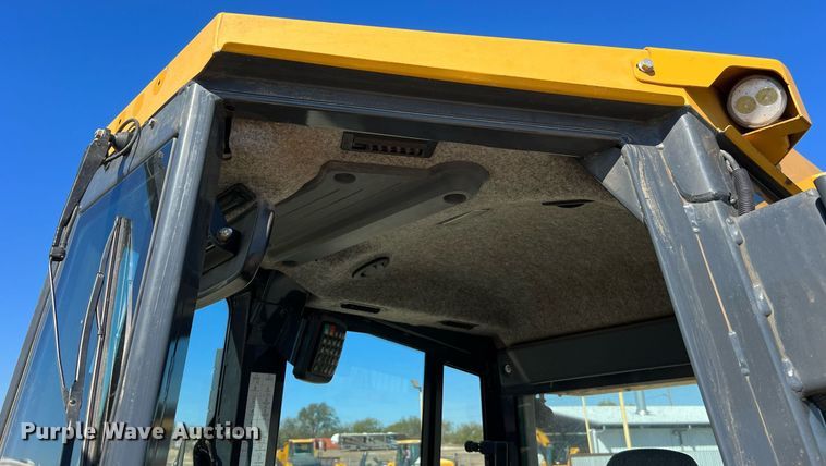 image for item DQ2266 2018 John Deere 850K WLT  dozer