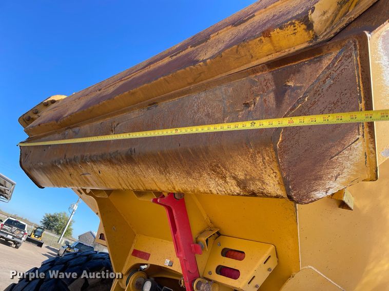 image for item DQ2276 2017 John Deere 410E  haul truck