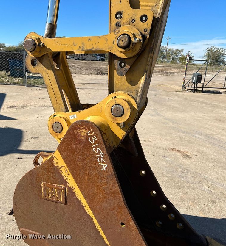 image for item DQ2289 2018 Caterpillar 323  excavator