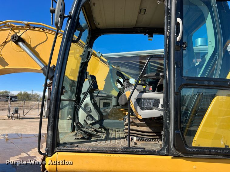 image for item DQ2289 2018 Caterpillar 323  excavator