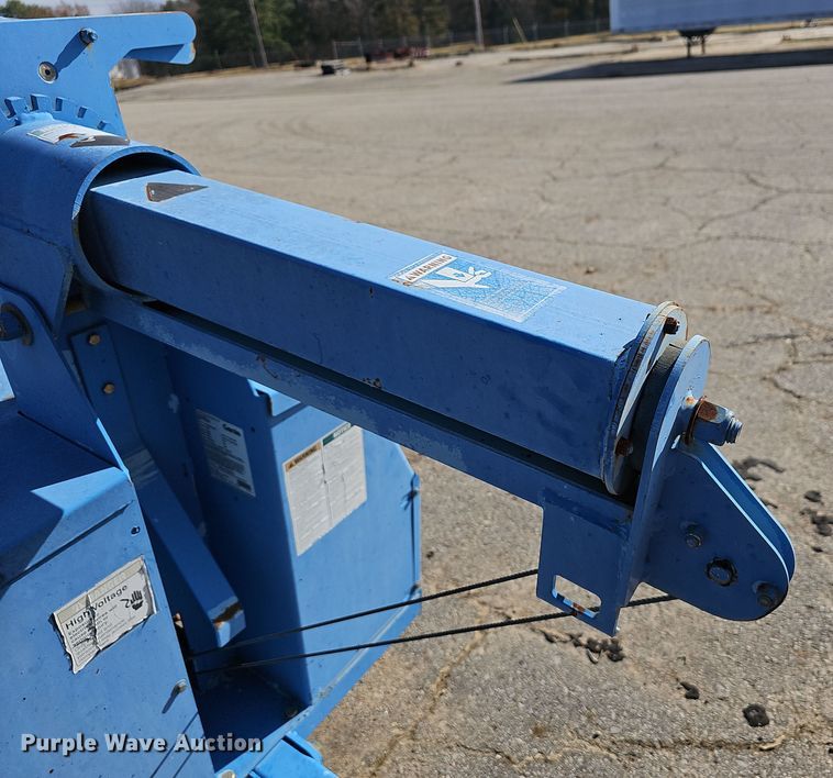 image for item DR3439 2004 Genie TML-4000N  light plant