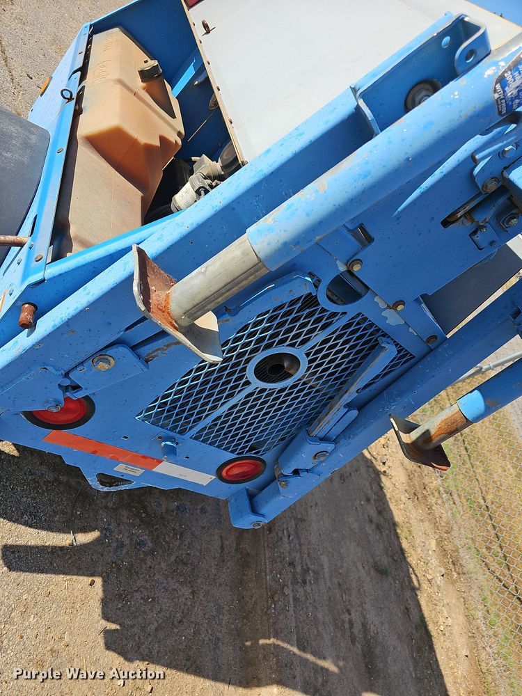 image for item DR3439 2004 Genie TML-4000N  light plant