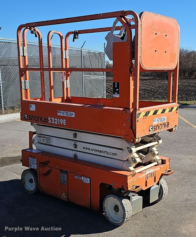image for item DS5739 2016 Snorkel S3219E  scissor lift