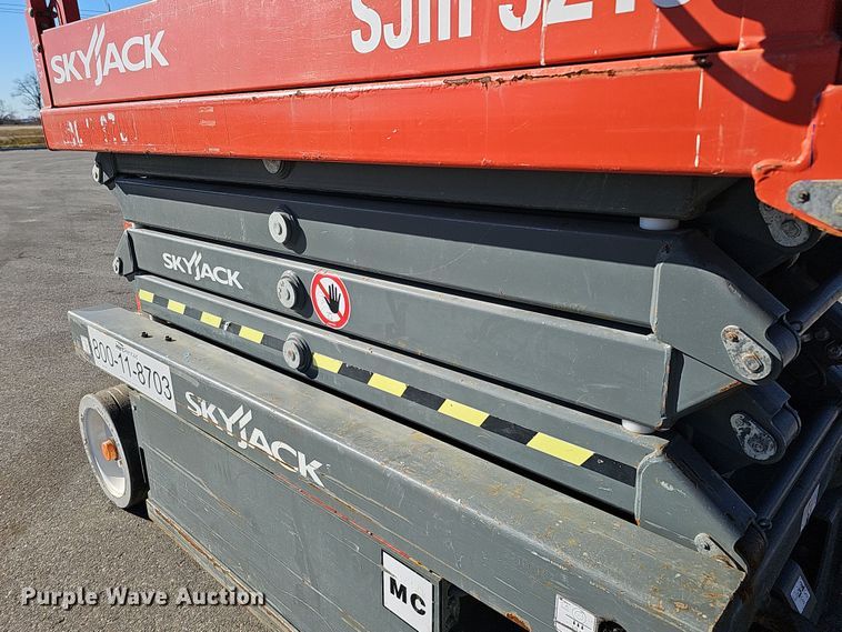 image for item DS5740 2016 Skyjack SJIII 3219  scissor lift