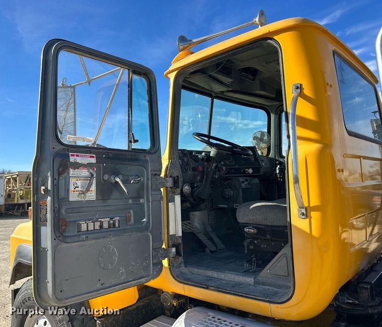 image for item EV9393 1998 Mack RD600  ready mix truck