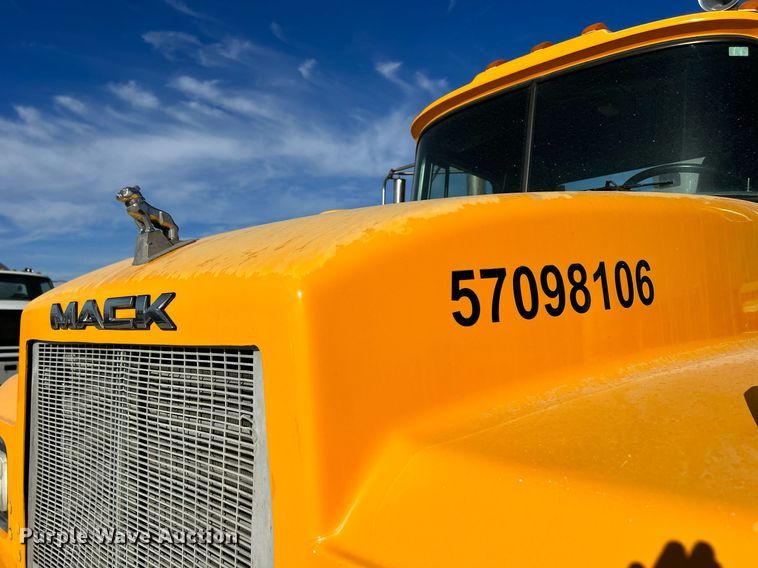image for item EV9394 1998 Mack RD600  ready mix truck