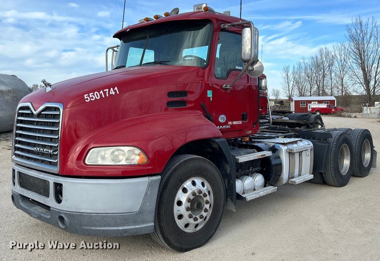 image for item EV9403 2017 Mack CXU613  semi truck