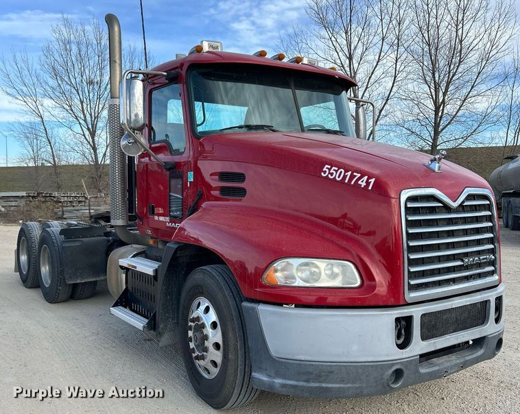 image for item EV9403 2017 Mack CXU613  semi truck