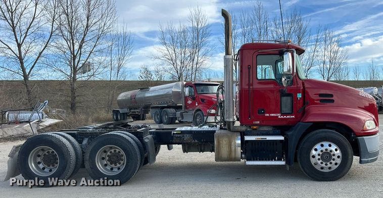 image for item EV9403 2017 Mack CXU613  semi truck