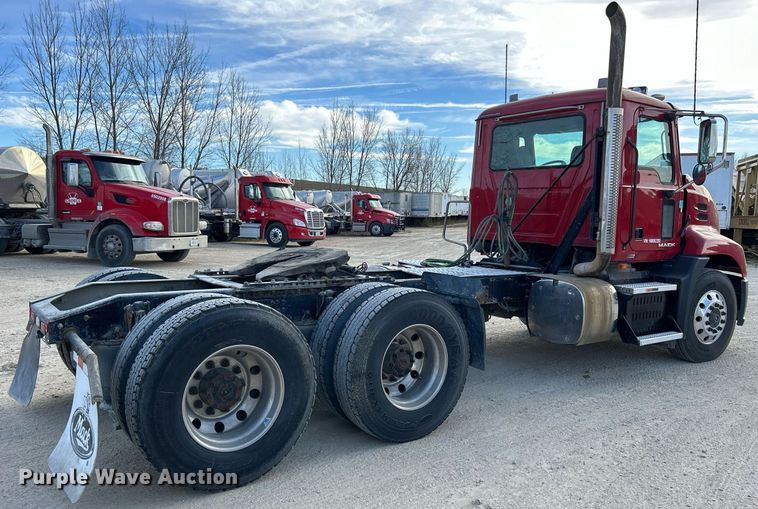 image for item EV9403 2017 Mack CXU613  semi truck