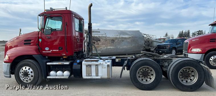 image for item EV9403 2017 Mack CXU613  semi truck