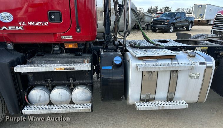 image for item EV9403 2017 Mack CXU613  semi truck