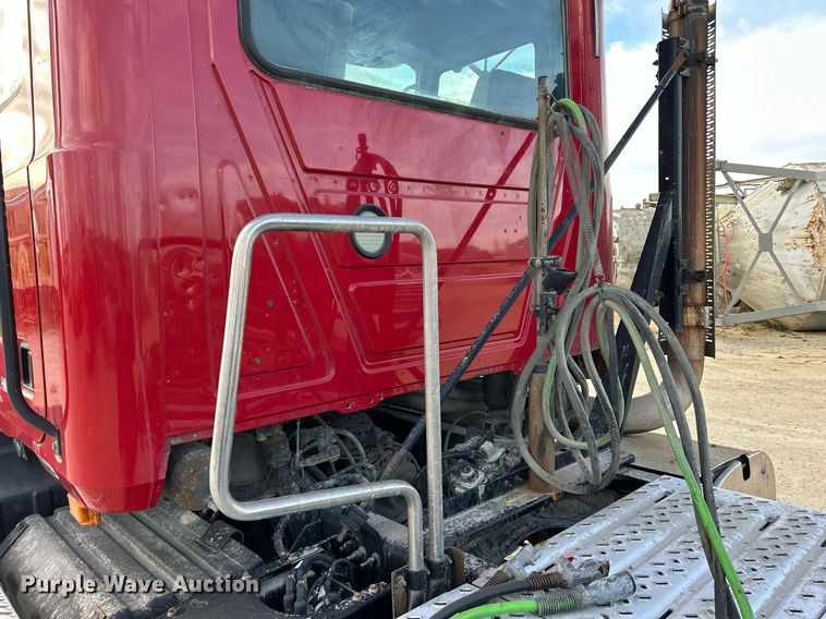 image for item EV9403 2017 Mack CXU613  semi truck