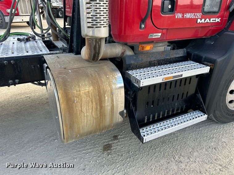 image for item EV9403 2017 Mack CXU613  semi truck