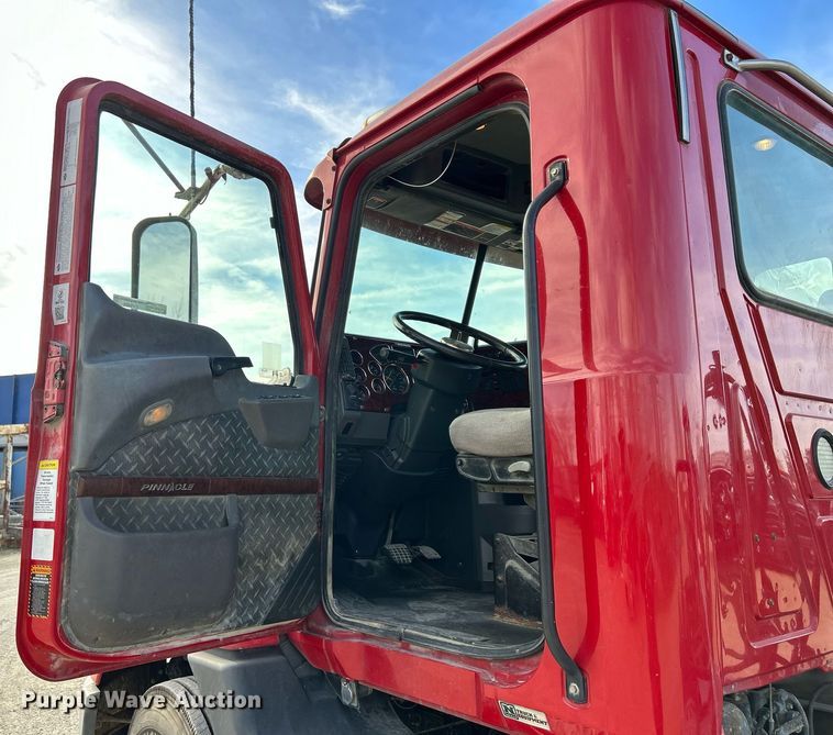 image for item EV9403 2017 Mack CXU613  semi truck