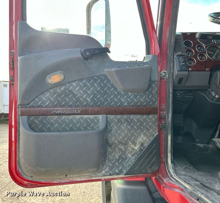 image for item EV9403 2017 Mack CXU613  semi truck