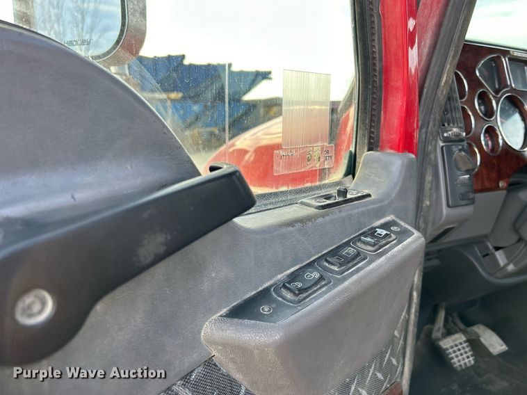 image for item EV9403 2017 Mack CXU613  semi truck