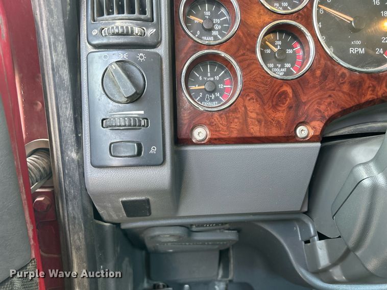 image for item EV9403 2017 Mack CXU613  semi truck