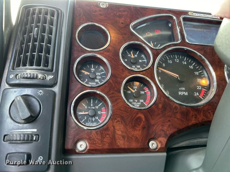 image for item EV9403 2017 Mack CXU613  semi truck