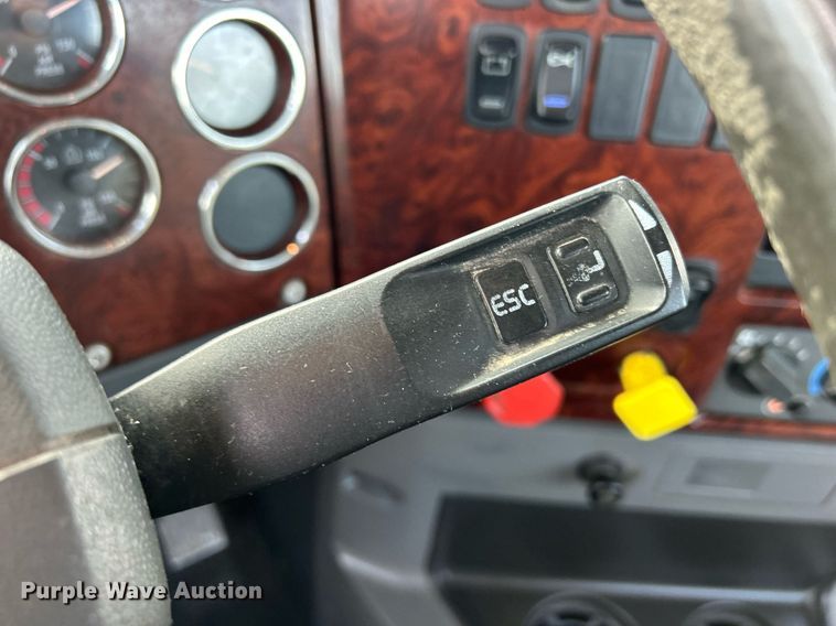 image for item EV9403 2017 Mack CXU613  semi truck